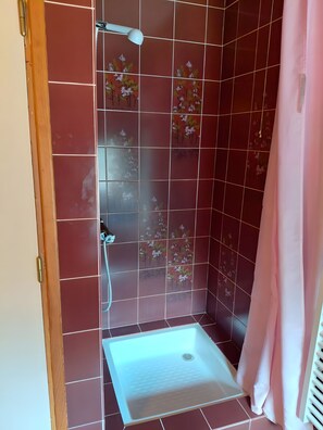 Dusch, hårtork och handdukar