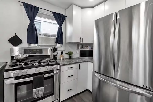 The Victorian House - 4BR Downstairs Unit • Pet-Friendly • Outdoor Patio & Grill
