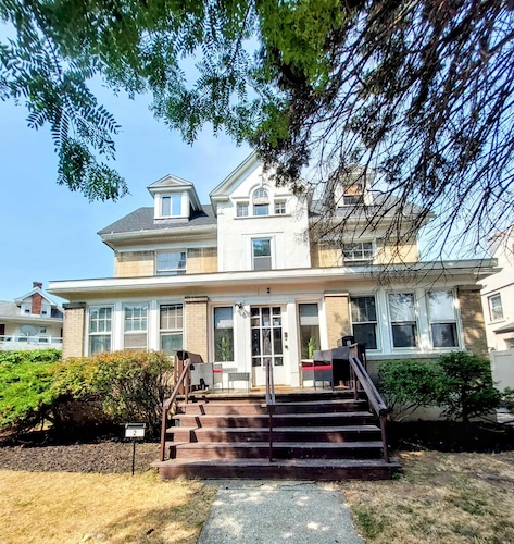 The Victorian House - 4 BR, Pet-Friendly with Outdoor Fire Pit