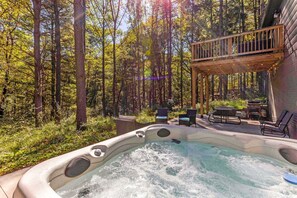 Outdoor dining - Hocking Hills Cabin w/ Hot Tub- near Old Mans Cave (Logan)