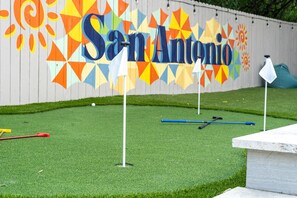 Property grounds - LaFamiliaRetreat - Sparkling Pool, HotTub, Golf, Arcade (San Antonio)