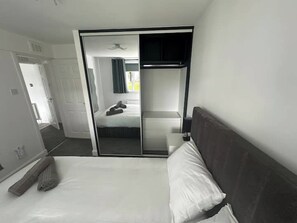 2 makuuhuonetta, silitysrauta/-lauta, vauvan matkasänky, ilmainen Wi-Fi