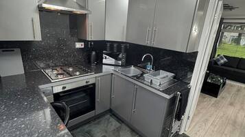 雪櫃、微波爐、焗爐、爐具