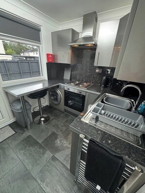 Jääkaappi, mikroaaltouuni, uuni, liesi