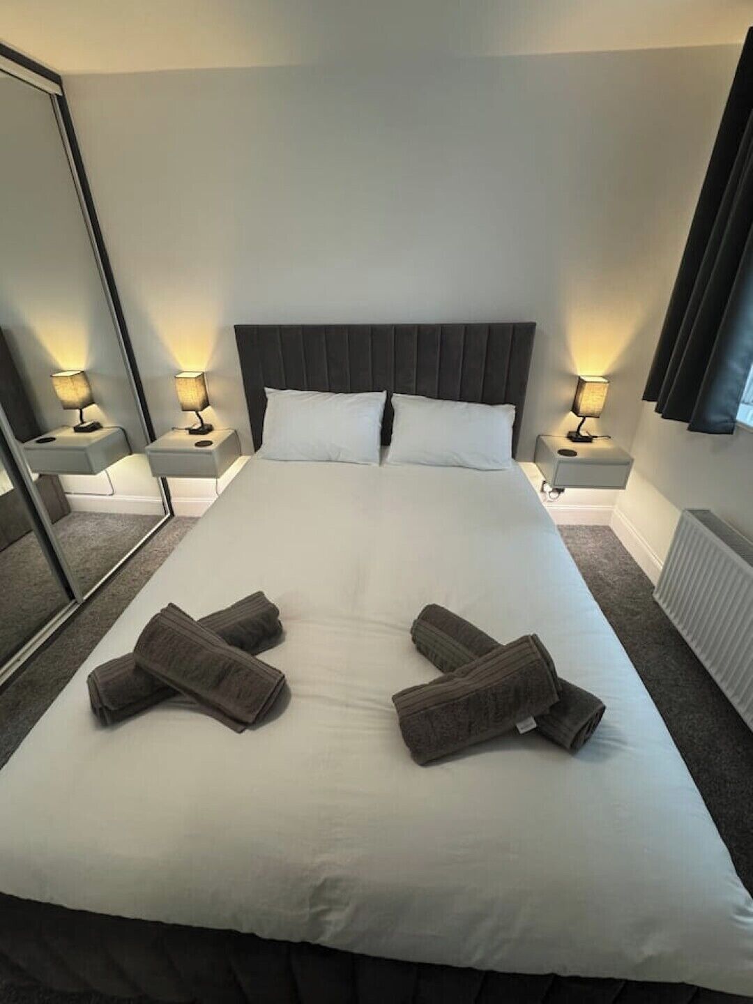 2 habitaciones, tabla de planchar con plancha y cuna de viaje 