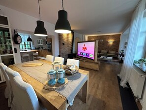 Villa superior, 4 habitaciones, para no fumadores, vista al jardín | Área de sala de estar | Televisión de pantalla plana, chimenea, Netflix y piso con calefacción 