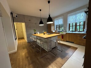 Villa Supérieure, 4 chambres, non-fumeurs, vue jardin | Cuisine privée | Bouilloire électrique