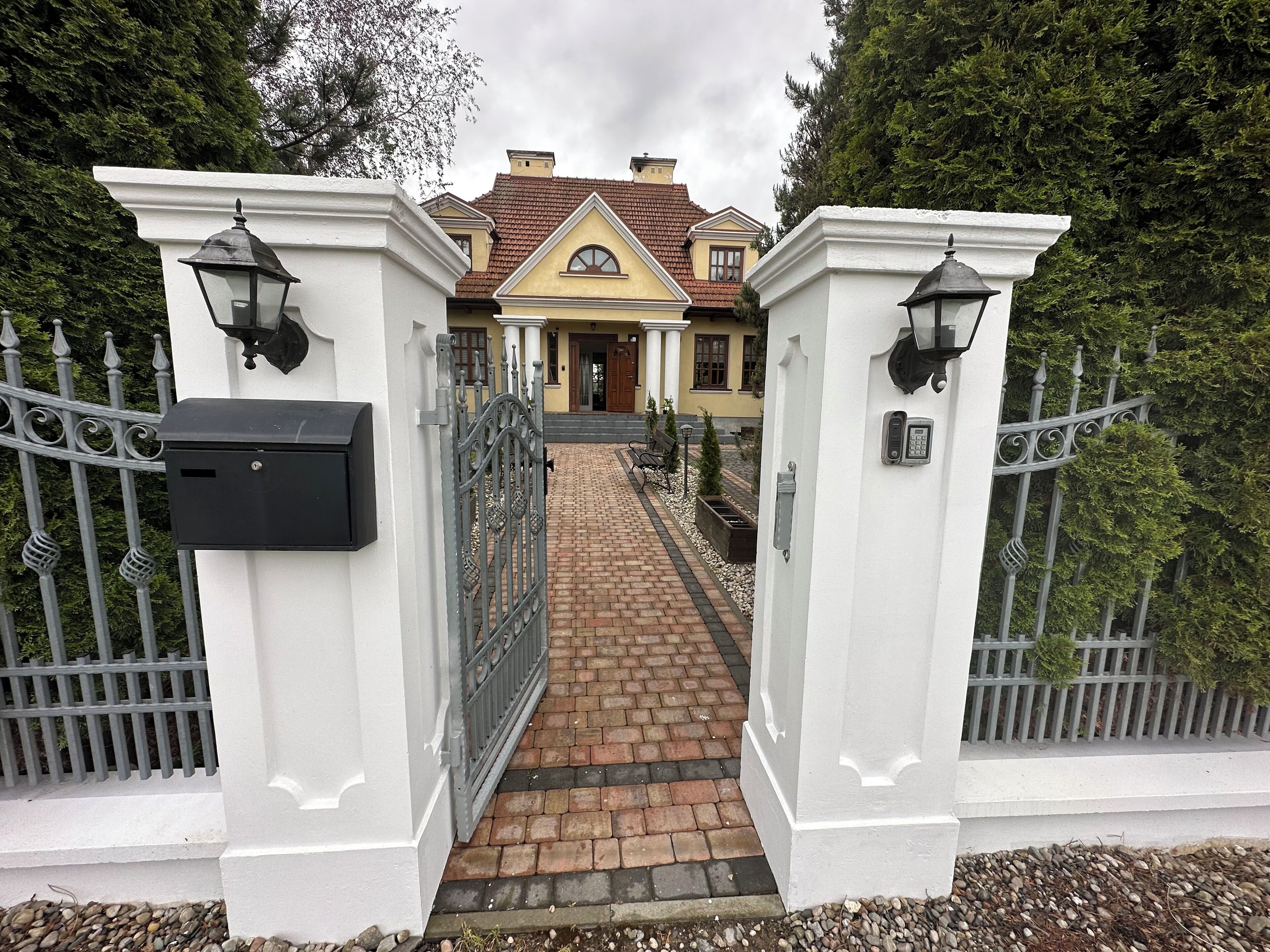 Vista frontal de la propiedad