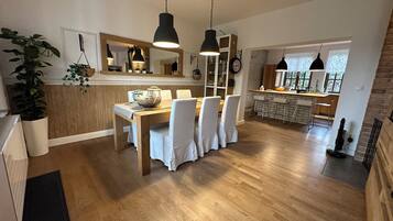 Superior Villa, 4 Bedrooms, Non Smoking, Garden View | Dining room