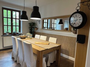 Superior Villa, 4 Bedrooms, Non Smoking, Garden View | Dining room - Dako Mansion (Rzeszów)