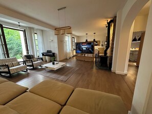 Villa supérieure, 4 chambres, non-fumeur, vue sur le jardin | Salle de séjour | Téléviseur à écran plat, foyer, Netflix, planchers chauffants