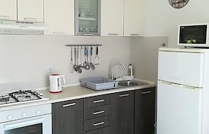Køleskab, mikrobølgeovn, ovn, kogeplade