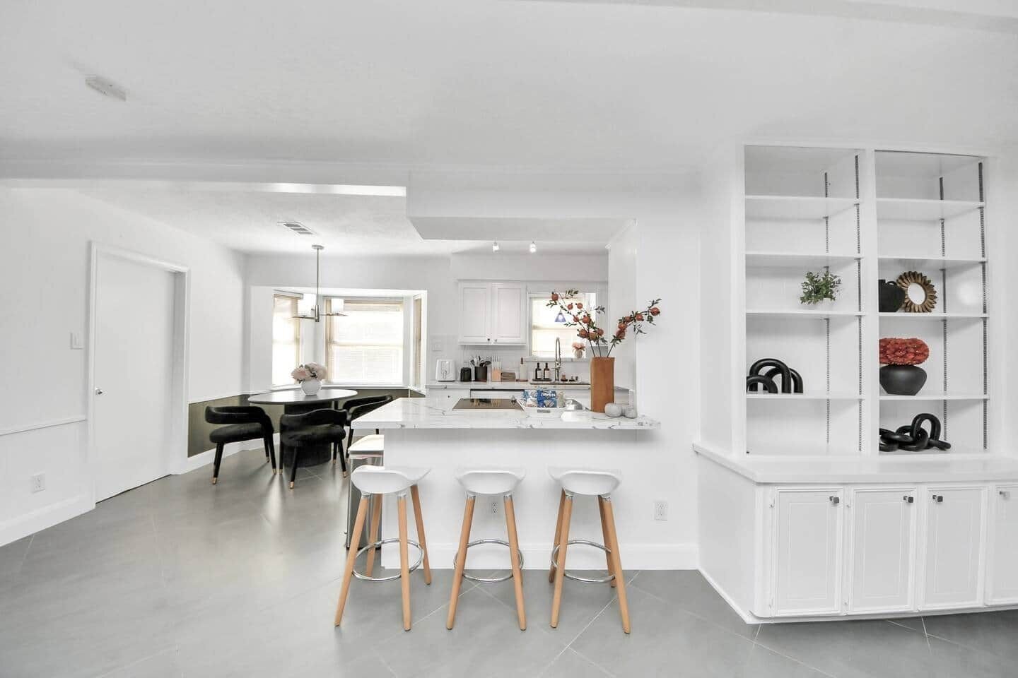 冷蔵庫、電子レンジ、オーブン、コンロ