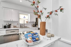 Fridge, microwave, oven, stovetop - *Pool | Near Galleria Mall, NRG stadium (Houston)