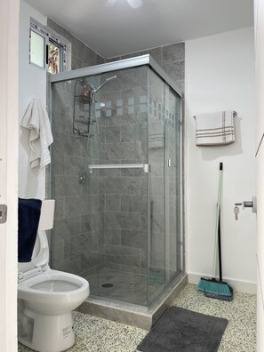 Hair dryer, towels, soap, toilet paper - Santa Catarina Consulate 3 min away (Ciudad Santa Catarina)