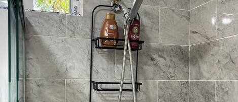 Haartrockner, Handtücher, Seife, Toilettenpapier