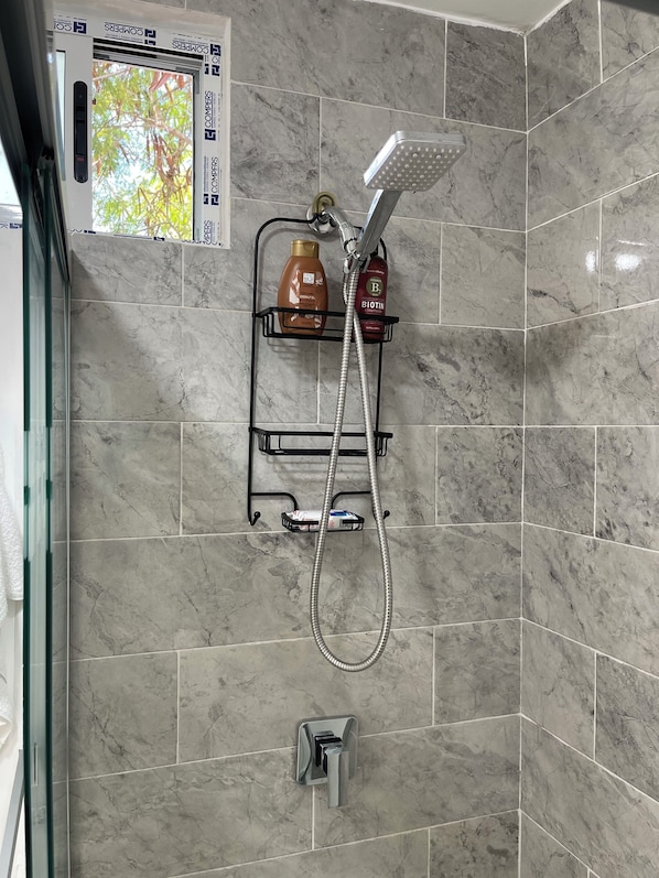 ヘアドライヤー、タオル、石鹸、トイレットペーパー