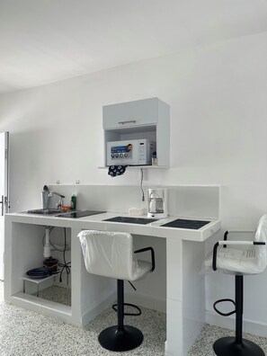 Microondas, horno, placa de cocina