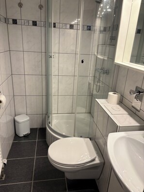 Shower, hair dryer, towels, soap - Vacation apartment "The Ground B-104" in Taunusblick with pool and sauna (Lahnstein)