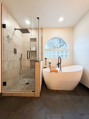 Dusche, Haartrockner, Bidet, Handtücher