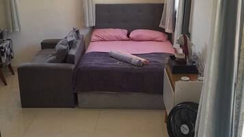 Een strijkplank/strijkijzer, wifi, beddengoed