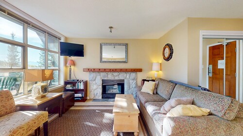 Slope-side Luxury Condo With Stunning Views of Blackcomb Mountain Ski Runs - Pool - hot Tubs - Aspens 309