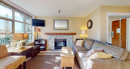 Slope-side Luxury Condo With Stunning Views of Blackcomb Mountain Ski Runs - Pool - hot Tubs - Aspens 309