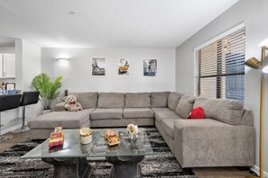 Smart-tv, bordtennisbord, bøger