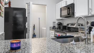 Microondas, horno, placa de cocina, lavavajillas