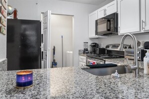 Mikrobølgeovn, ovn, kogeplade, opvaskemaskine