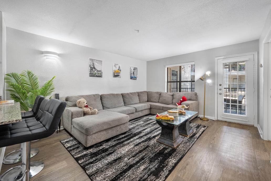 Smart TV, mesa de ping pong, libros