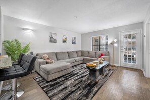 スマートテレビ、卓球台、書庫