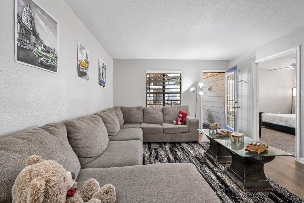 Smart-tv, bordtennisbord, bøger