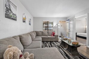 Smart TV, table tennis, books - THE LITTLE HAVANA AT RIVERSIDE #11 (Austin)