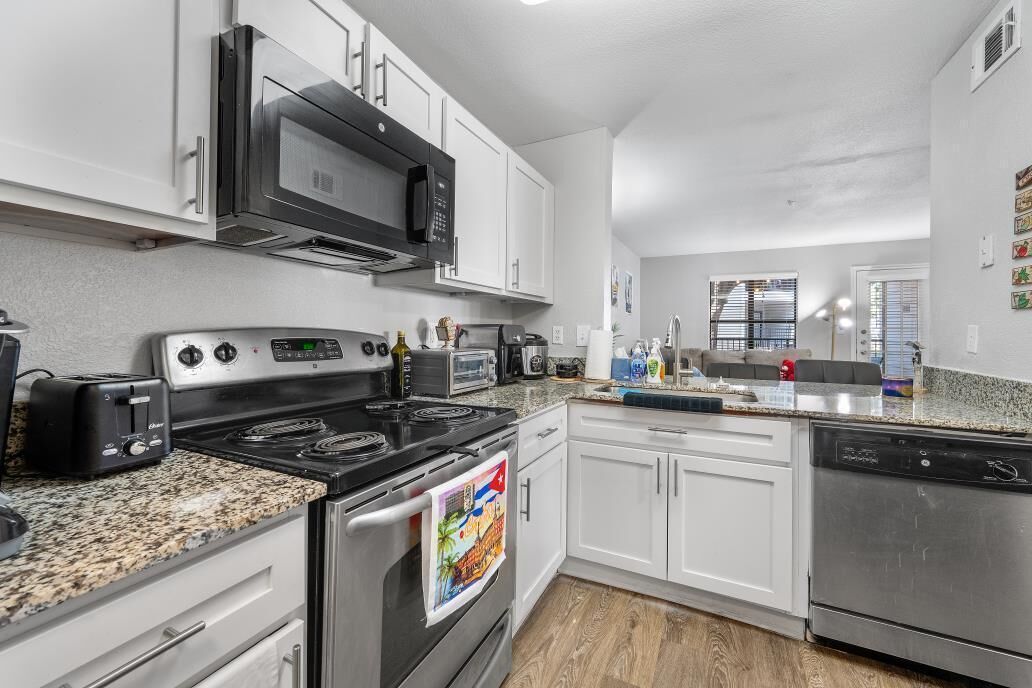 Mikrobølgeovn, ovn, kokeplater og oppvaskmaskin