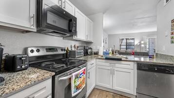 Mikrovågsugn, ugn, spishäll och diskmaskin