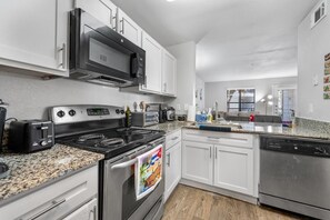 ميكروويف، فرن، موقد طهي مسطح، غسالة أطباق