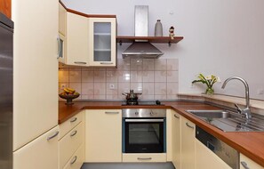 Een microgolfoven, een oven, een kookplaat, een vaatwasser