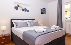 4 عدّة غرف نوم وخزنة داخل الغرفة ومكواة/لوح كي وسرير سفر