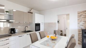 Fridge, oven, dishwasher, coffee/tea maker