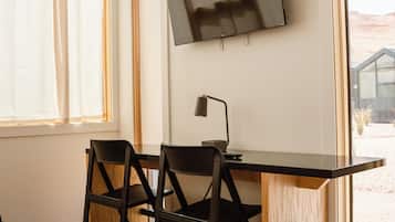 Deluxe Cabin, Patio, Desert view | Living area