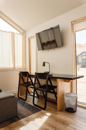 Deluxe Cabin, Patio, Desert view | Living area