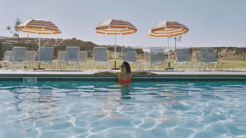 Una piscina al aire libre de temporada