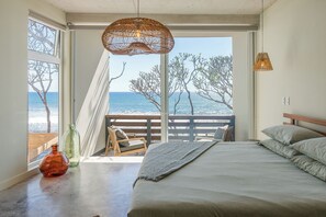 3 bedrooms, desk, iron/ironing board, bed sheets