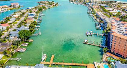 3rd-Floor Studio w/Beach Access, Shared Heated Pool, W/D, Partial AC, Free WiFi