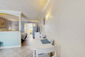 Työpöytä, silitysrauta/-lauta, Wi-Fi, vuodevaatteet