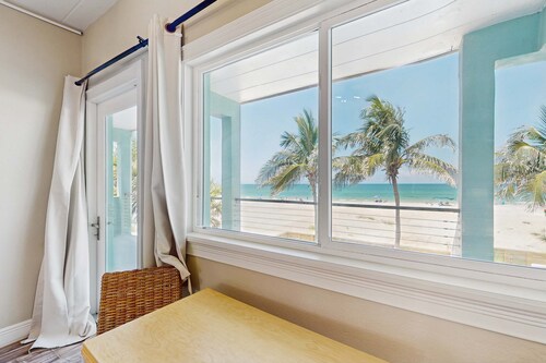 Beachfront condo top floor Gulf views full kitchen and central AC