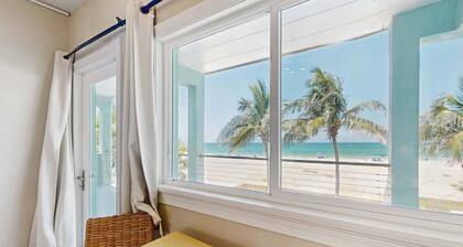 Beachfront condo top floor Gulf views full kitchen and central AC