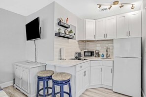 Kjøleskap, mikrobølgeovn, ovn og kokeplater