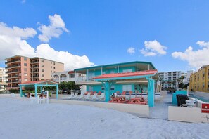 Outdoor dining - Retro chic beachfront studio mere steps from sand grilling area and shuffleboard (North Redington Beach)